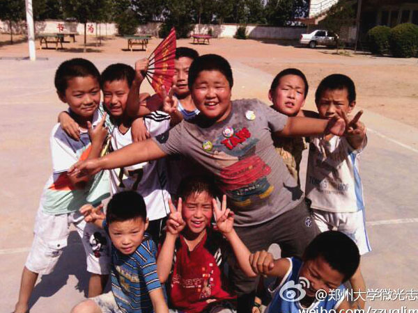 7��17�������ƻ����s�Q��������������ٿh�R��ƺ�l(xi��ng)��?j��ng)_С�W(xu��)��ȭ��С�(du��)�T����Ȼ�����ڵ��ž������������ڞ��������ݴ�W(xu��)��΢�⡱־Ը�߈F(tu��n)�(du��)�e�k�ĵ���ˇ�R������(zh��n)����