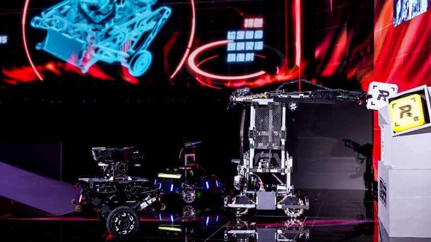 武漢工程大學(xué)大學(xué)生們帶來的機(jī)甲大師對(duì)抗比賽。主辦方供圖