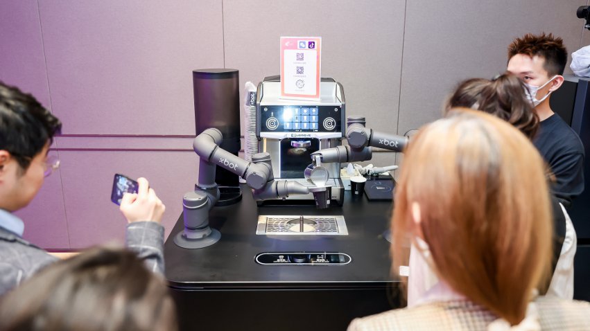 到場觀眾體驗如影智能咖啡大師。主辦方供圖